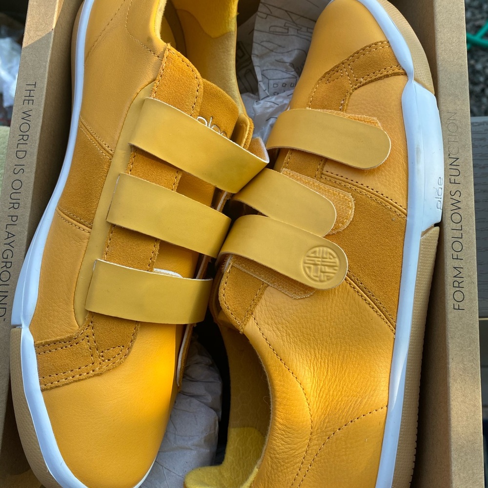 Plae Larkin Canary Yellow Sneakers size 9 W NIB